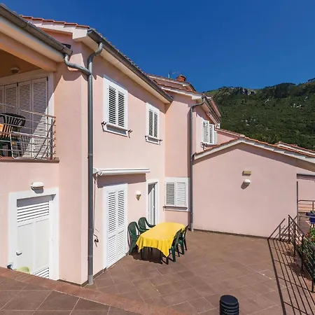 Beautiful Apartment In Moscenicka Draga
